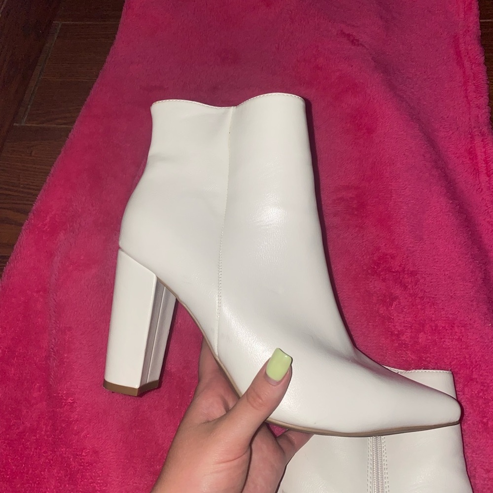 Super trendy white heeled booties!
